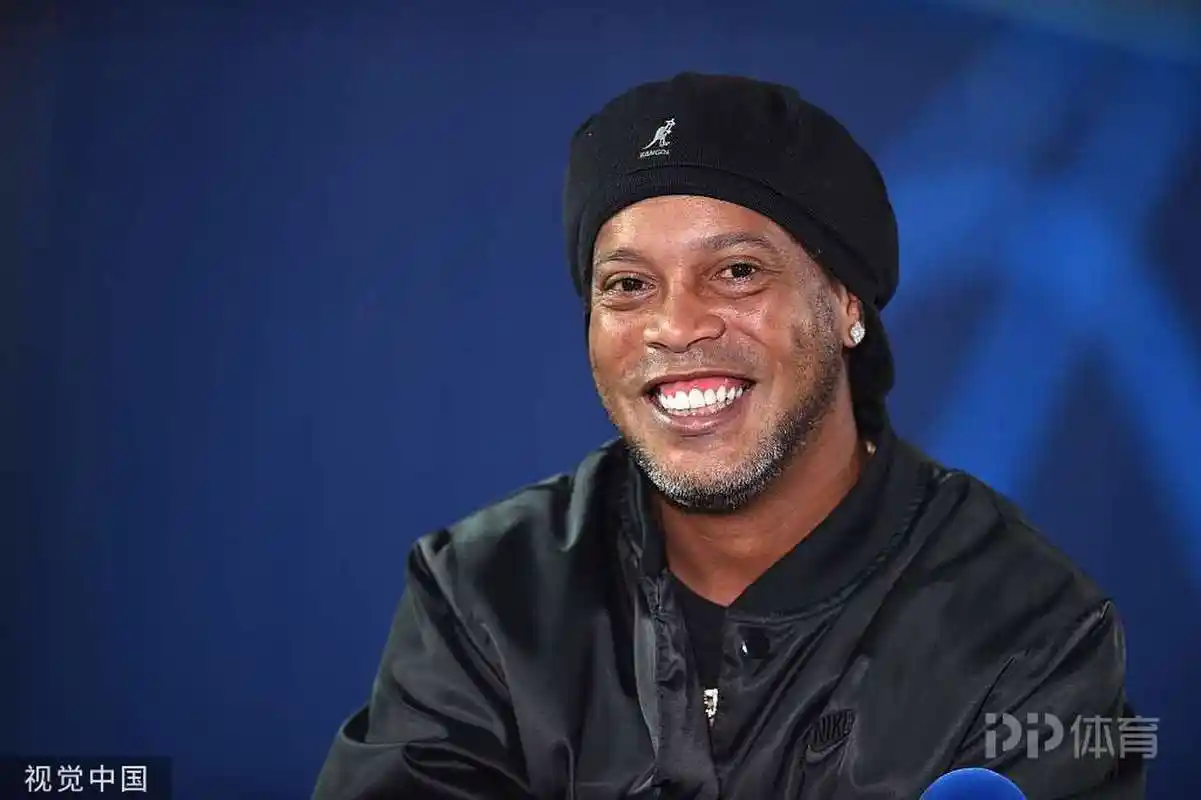 足球比赛中 足球比赛中